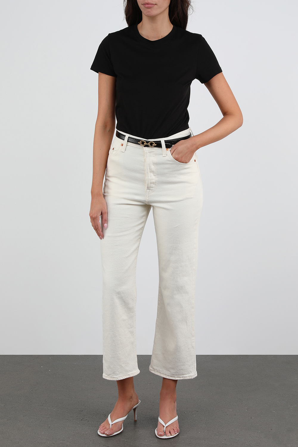 מכנסי ג'ינס בגזרת קרופ ישרה